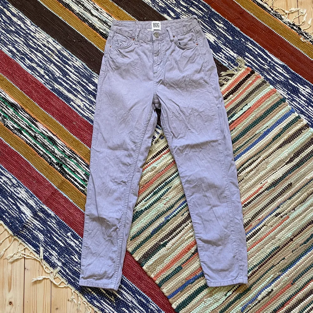 Ett par fina manchesterbyxor i ljuslila färg, i fint skick. Köpta från Urban Outfitters. För fler bilder eller mått kontakta mig ‼️ Frakt sker via PostNord spårbart 57 kr 📦. Jeans & Byxor.