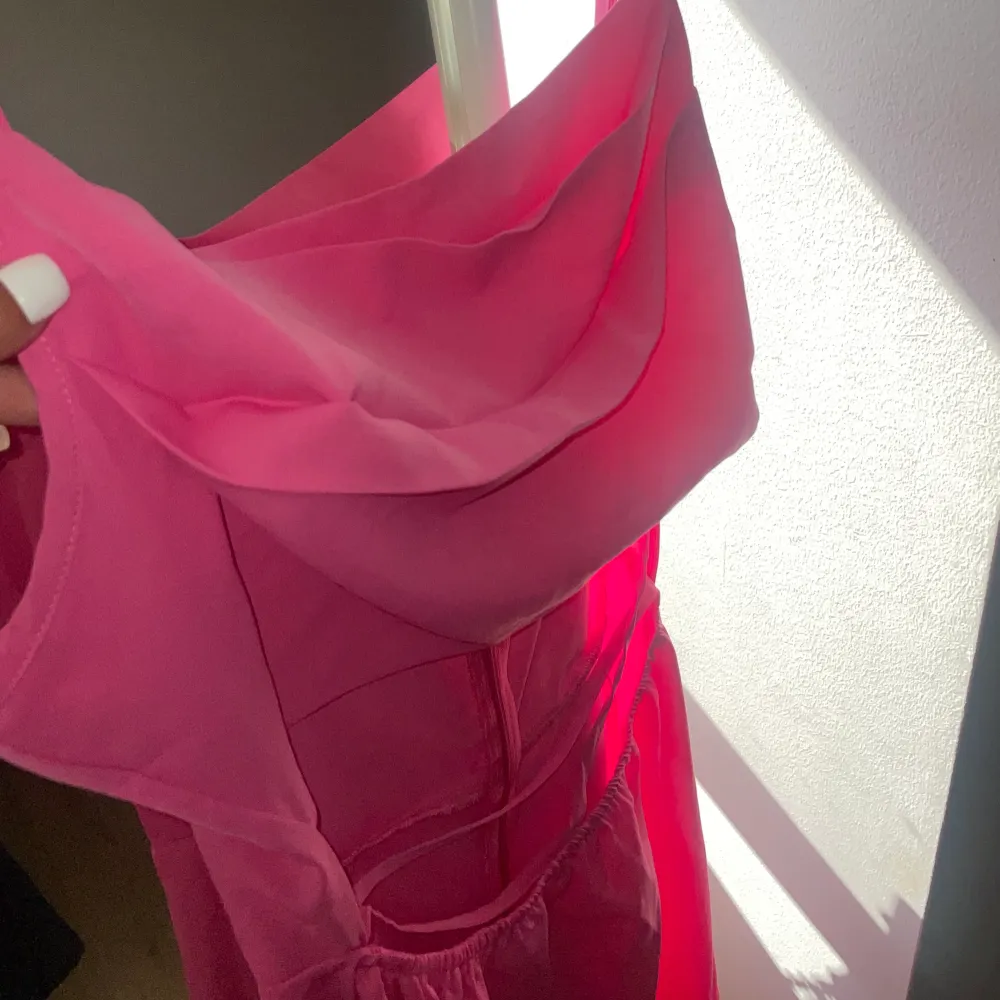 Rosa klänning med öppning vid magen och en slits nedtill, aldrig anvönd. Super vacker❤️ pris kan diskuteras vid snabbaffär❤️. Klänningar.