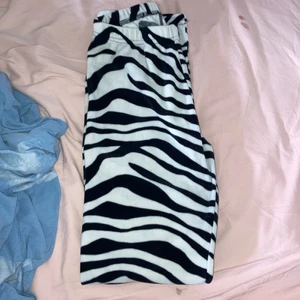 Mjukis tajts  - Zebrafärgade mjuka tajts, använda någon gång, töjbara byxor med mjuk kvalite. Inga anmärkningar 