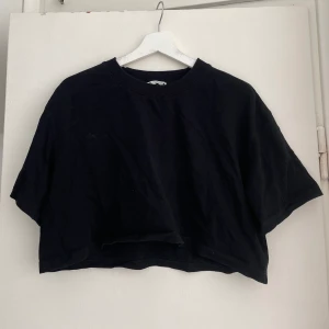 Cropped tshirt - Använd fåtal gånger, kortare i modellen 