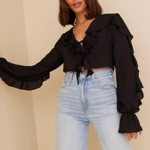 Frill Chiffon Tie Blouse - Säljer denna fina ”blus” från Nelly, storlek S men lite snäv vid armarna. Superfin men jag har ej användning för den, prislapp kvar. köpt för 399kr