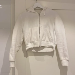 Vitt sweatshirt med dragkedja  - Använd några gånger, skönt material och i bra skick, kort i modellen 