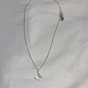 Halsband snö of Sweden - Fjärils halsband, Saknar tre diamanter annars helt okej skick💠