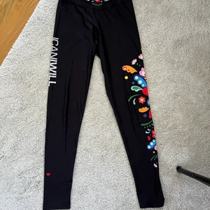 ICIW träningstights - Fint skick , små i storlek . Är en 38 men passar 36