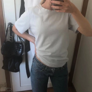 Ljusblå t-shirt - Säljer denna jättefina ljusljusblåa T-shirt från Gina tricot då den inte kommer till användning hos mig längre! Jättefint skick, som ny! Den är rätt så tjock i materialet och är i en riktigt snygg modell enligt mig💗💗 pris går att diskutera.