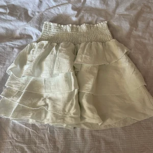 Vit volang kjol - Jättefin volang kjol. Aldrig använd. Säljer pga att den inte passar mig❤️ (vet ej vad frakten kommer kosta så tar vad jag tror max priset kommer vara)