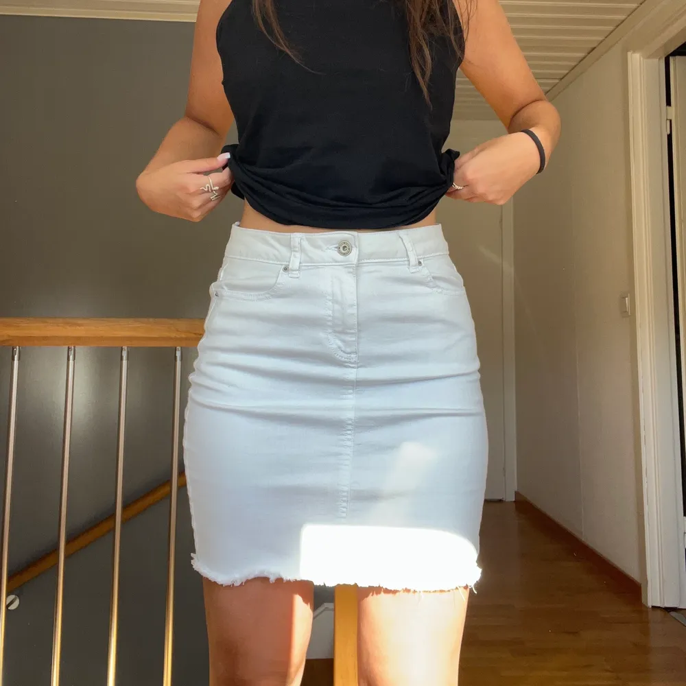 En fin vit kjol som tyvärr är för liten för mig och är i bra skick💗 Kontakta mig om du undrar över något✨. Kjolar.