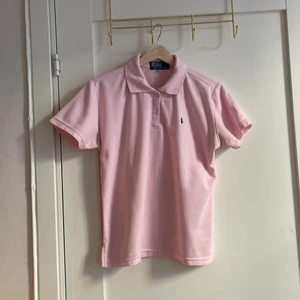 Ralph Lauren Polo/Piké i ljusrosa - Äkta Ralph Lauren polo/piké i ljusrosa. Rak dam-modell i storlek XL, skulle dock säga att den är motsvarande storlek 40.   100% bomull. 