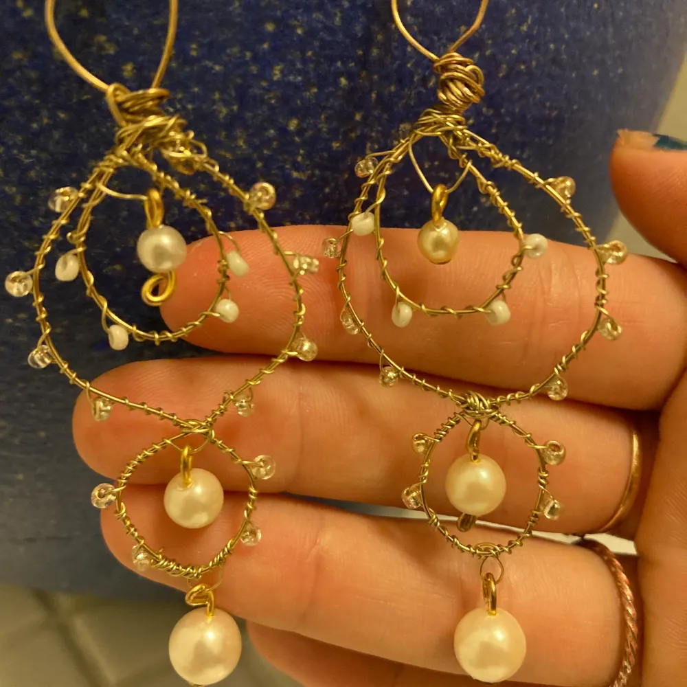 Frakt 13kr.  Guld örhängen med vita pärlor. Festliga. Accessoarer.