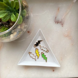 Berlocker blixtar! - Söta berlocker i form av blixtar! Fina på smycken. Har 5 st inne. 3 kr st!