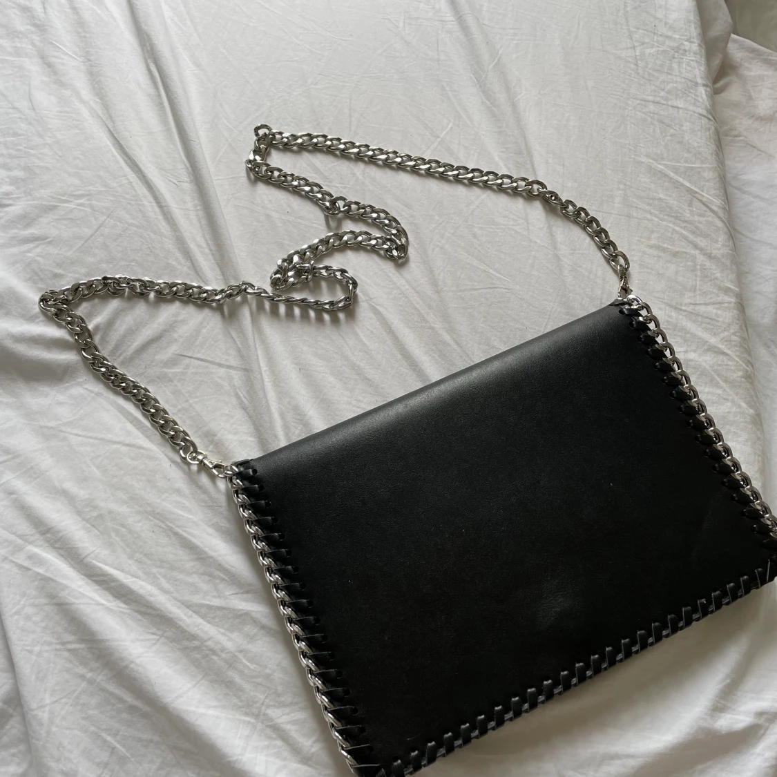 Väska med silverkedja