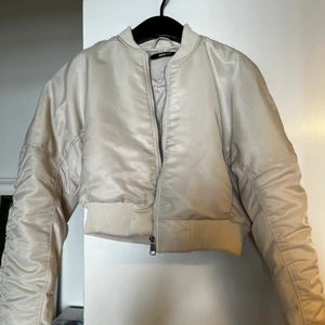 Bomberjacka från Gina Tricot  - Säljer min jacka från Gina Tricot då den inte kommer till användning. Har en liten fläck på ryggen (se sista bilden) samt en liknande på axeln. Dessa går säkert bort i tvätten.   Strl XS.   Kan mötas upp i Sthlm eller skicka, då står köparen för frakten
