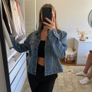 Jeans jacka - Jeans jacka från H&M i storlek 42