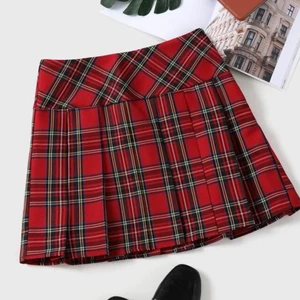 Rutig kjol  - 💚❤️Röd rutig kjol från SHEIN för 119kr. Använd några gånger och jag har även sytt in midjan nästan 2 cm så att den skulle sitta mer högmidjat. Kan fraktas & skriv om ni undrar något❤️💚