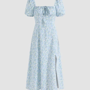 Blommig långklänning - En jättefin långklänning som tyvärr är för liten för mig. Aldrig använd och köpt för en månad sen, storlek s. 🥰