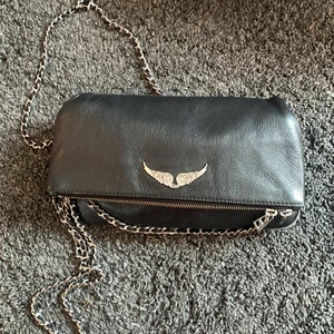 Zadig väska  - ❗️INTRESSEKOLL❗️på min superpopulära zadig väska som är relativt använd men fortfarande riktig snygg 🤩 Köptes för 2700kr och båda dustbag och äkthetsbevis följer med. 💞 kom med bud privat. 