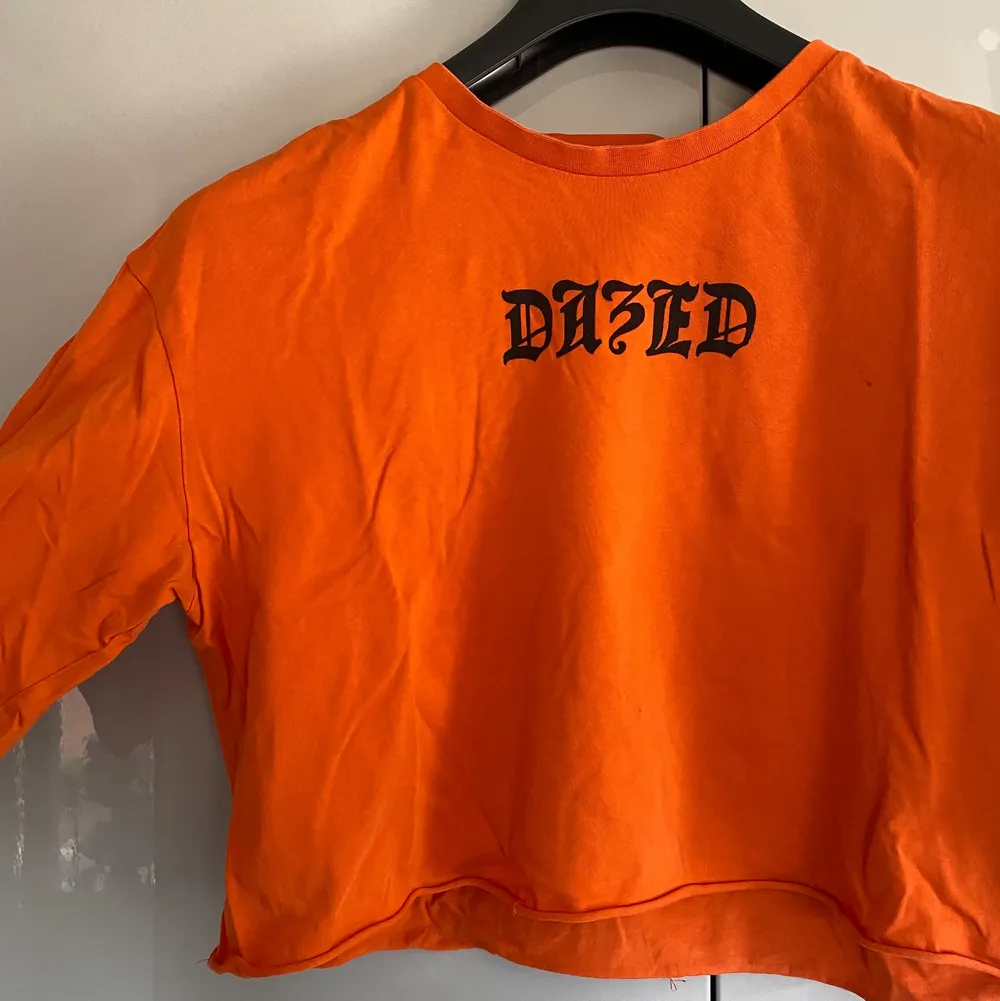 Croppad orange tshirt. T-shirts.