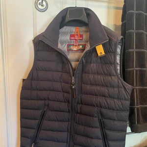 Parajumpers väst - Parajumpers väst i storlek S. Köparen står för frakt 📦 