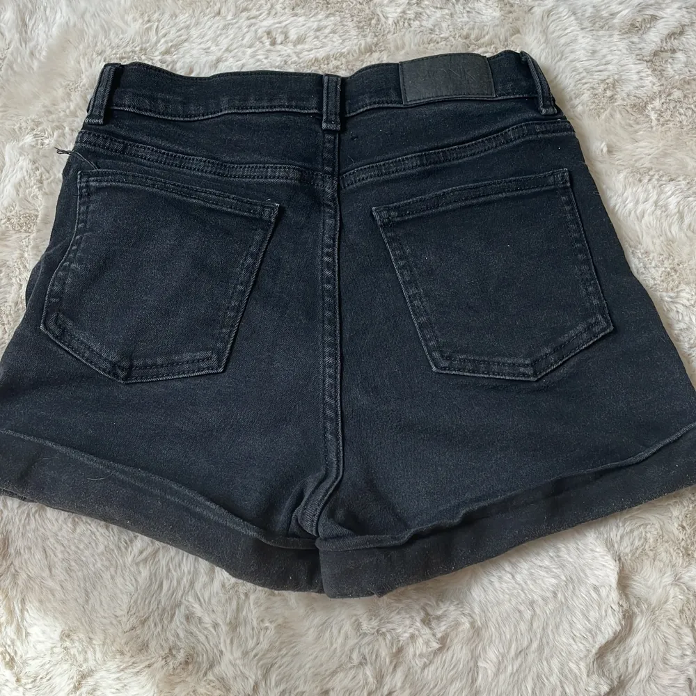Ett par svarta jeansshorts från Monki i strl 26 men dom passar mig som oftast när S. 💕💕 . Shorts.