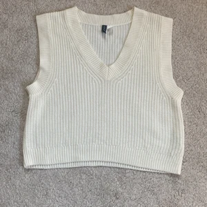 Väst från H&M - Denna västen är i bra skick har inte använts mycket, tvättas innan den ges bort🤍