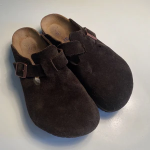 Birkenstock Boston  - Säljer mina nästan helt oanvända Birkenstock Boston (soft footbed) då jag fick dom i present i fel storlek. Älskar verkligen denna modell och dom är perfekta till hösten! Kan frakta (du står för frakten) eller mötas i Umeå, skriv gärna för frågor:) <3