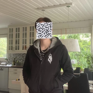 Slipknot hoodie - Fin slipknot hoodie med väldigt mjuk insida. Passar bra för vinter då den är ganska tjock 