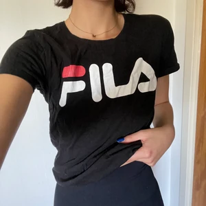 Fila T-shirt  - Fila T-shirt i storlek L men känns mer som S. Lite slitet tryck!