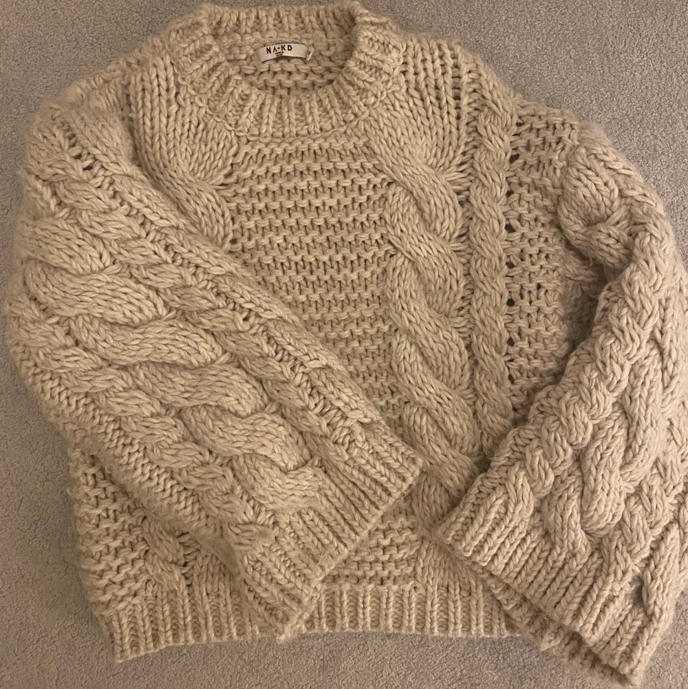 Slutsåld chunky knitted sweater ifrån NA-KD. Stl XXS/XS. Stor i storleken! Använd, men fint skick! Köparen står för frakten🥰. Stickat.