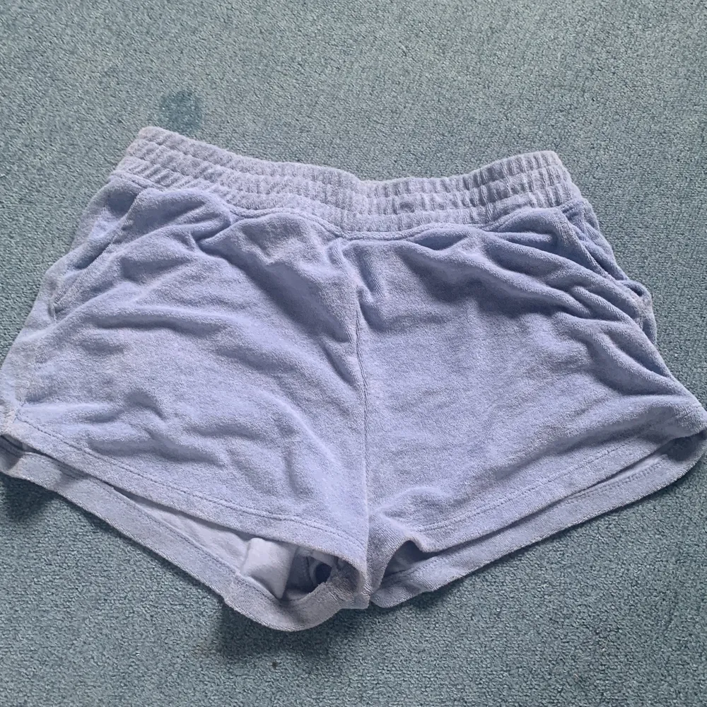 Köpt förra sommaren men kom aldrig till användning. Handduks material. Shorts.