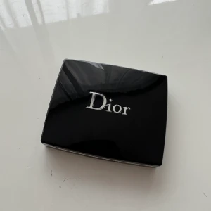 Dior ögonskugga - Helt oöppnad och oanvänd, fick i present men har aldrig öppnat eller använt 