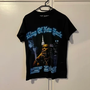 pop smoke storlek S - Skön popsmoke tisha 🕊🕊 Köpte den på facebook för ett tag sedan men har tröttnat på den.