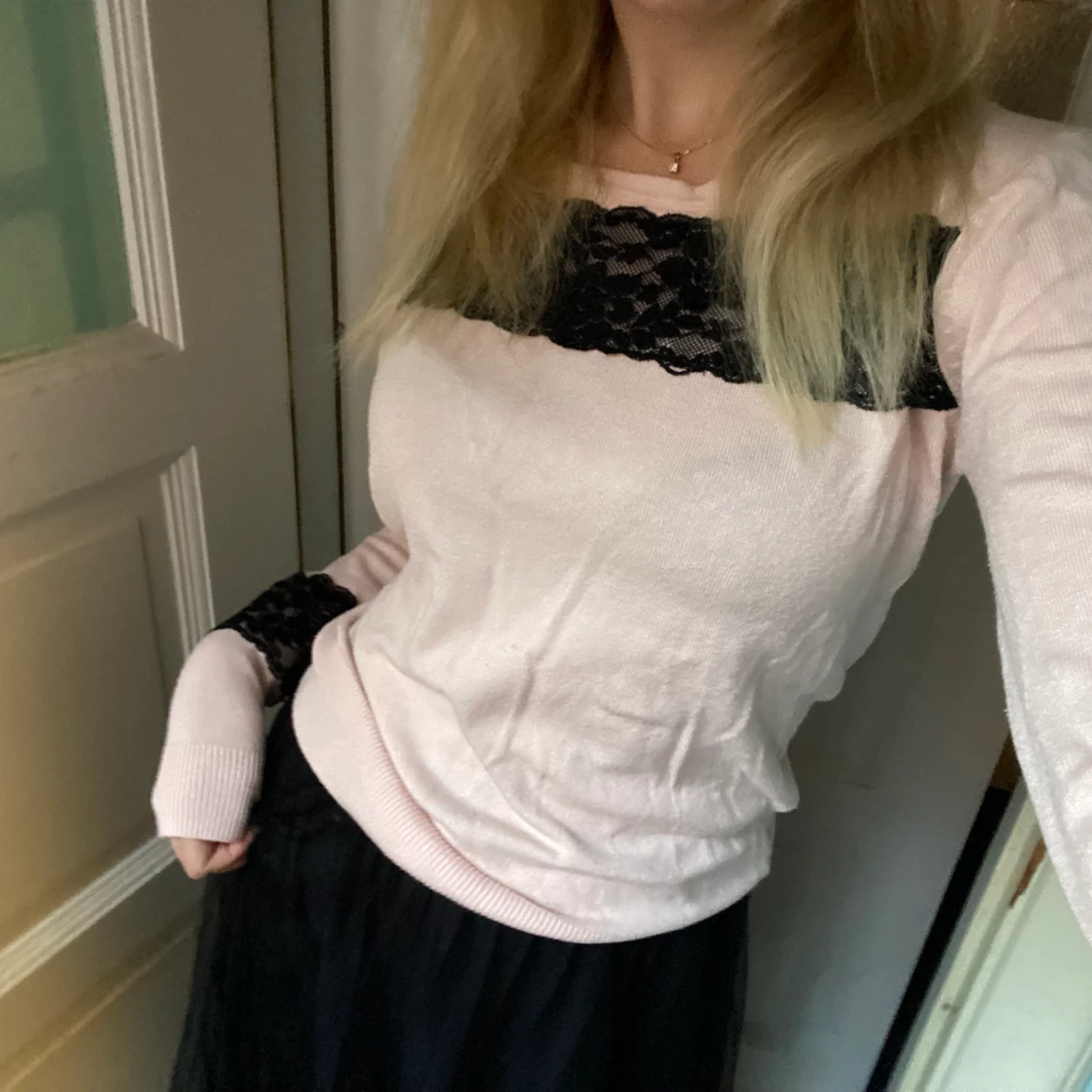 Tröja med spetsdetalj