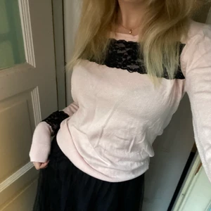 Tröja med spetsdetalj  - Ljuuuusrosa långärmad med svarta spetsdetaljer under nacken och runt handleder. Ingen spets vidrör huden så den är väldigt mjuk och skön att ha på sig. Bra skick! 💕