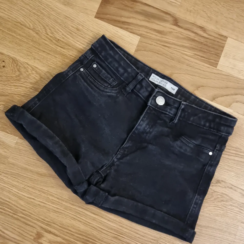 2 par jeans shorts  En vit och en svart  Storlek: 158/164cm . Shorts.