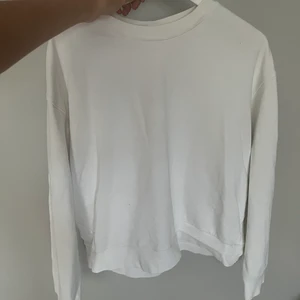 basic sweatshirts i svart & vit - från weekday, knappt använda! strl S! köp 1 för 175kr, båda för 300kr