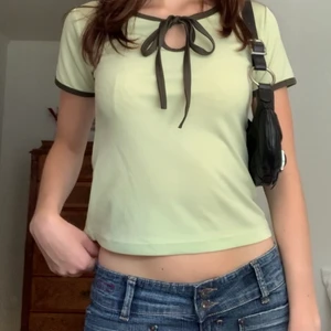 Grön topp - 💗 KLICKA INTE på köp nu, kontakta mig vid intresse! 💗 Söt grön topp/t-shirt från märket Fishbone med knytning framtill, passar till lågmidjat!