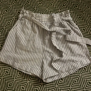 Randiga linneshorts  - Assköna linneshorts i vitt och ljusblått! Har även stora fickor 