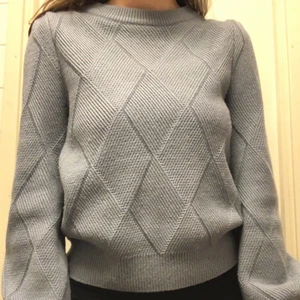 Stickad tröja - Mysig & elegant stickad tröja, relativt stor i storleken så funkar även för S/M