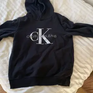 En Calvin Klein hoodie, använd 2-3 gånger, storlek M