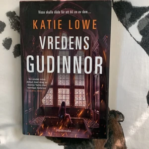 Vredens gudinnor - Skriven av Katie Lowe, inbunden, the Furies på engelska, köptes för 200kr, små böjningar i de övre hörnen på framsidan men annars nyskick 