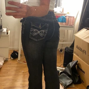 jeans  - säljer dessa fina bootcut jeans med jätte fina bakfickor, färgen är lite smutsvart.  👏🏽Köp direkt för 130 inklusive frakt👏🏽