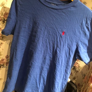 Ralph lauren t-shirt - Storlek small Skick 8/10 Inga hål eller liknande