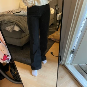 Jeans Madlady - Säljer dessa svarta jeans från Madlady i storlek 38. Säljer 300kr men frakt tillkommer. Kan även mötas upp ☺️ OBS FRAKTEN SOM ÄT TILLAGD STÄMMER EJ