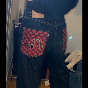 Evisu jeans  - Skitsnygga lågmidjade evisu jeans! Väldigt bra skick, har endas använt ett fåtal gånger!💖