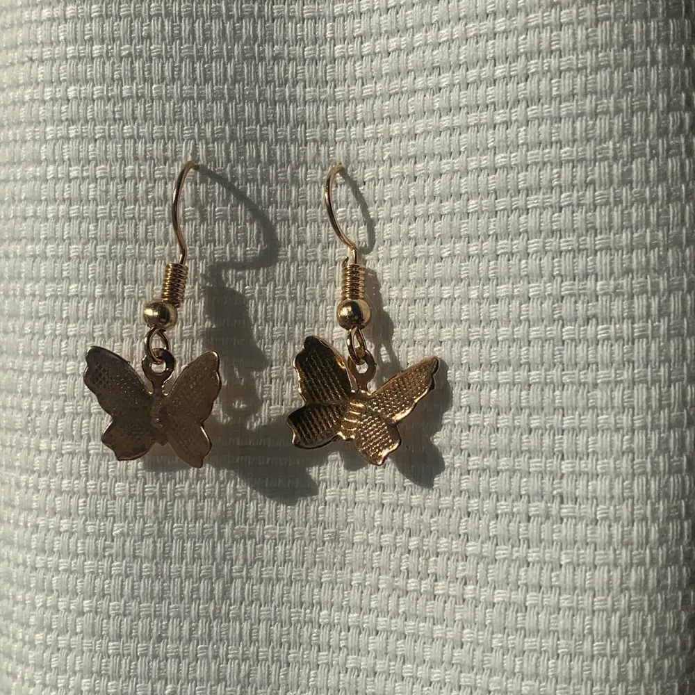 Ett par jätte fina fjärils öronhängen i guld liknande färg!✨. Accessoarer.