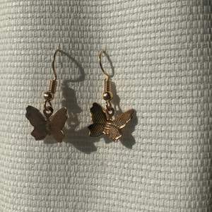 Ett par jätte fina fjärils öronhängen i guld liknande färg!✨