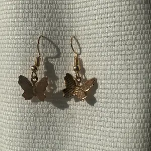 Ett par jätte fina fjärils öronhängen i guld liknande färg!✨