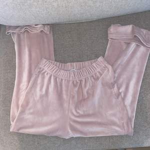 Jag säljer dessa sköna byxor i velour tyg, färg: rosa, storlek: 146/152