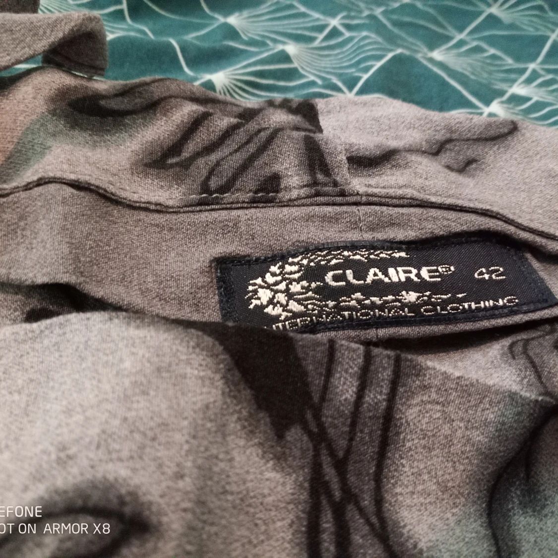 Grå klänning med svarta detaljer