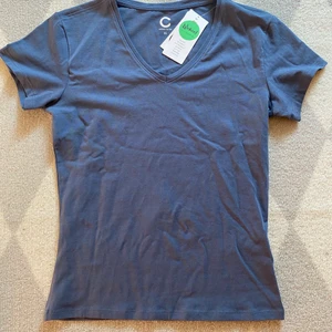 Söt tröja 🫶🏼 - Fin gråblå t-shirt i stretchigt material. Endast testad.  (Kollar upp frakten om man är intresserad av att köpa)  